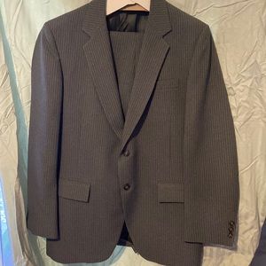 Men’s suit gray pinstripe jacket 40 regular pants 3630